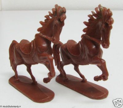 2 Pferde braun gesattelt ca. 7,5 cm mit Bodenplatte