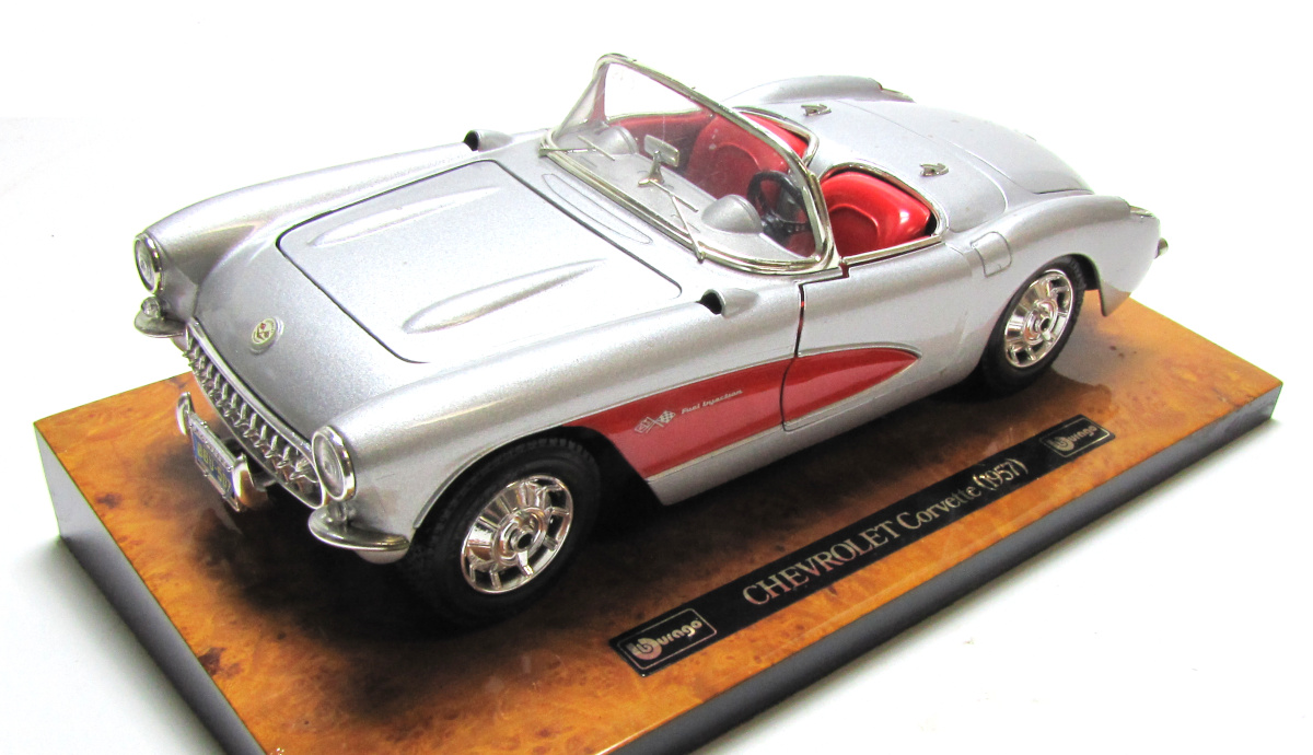 BBURAGO Chevrolette Corvette (1957) silbergrau-mettallic Roadster Sportwagen-Modell Scale 1:18