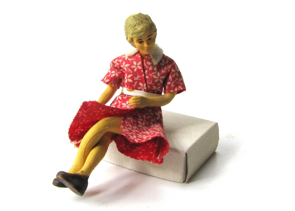 Figur Frau im Blumenkleid sitzend Länge ca. 7,5 cm z.B. für 1:18 Modellautos