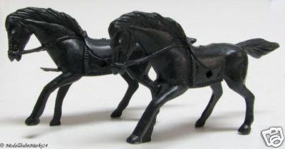 2 Pferde schwarz mit Figurhalterungslöcher ca. 5 cm